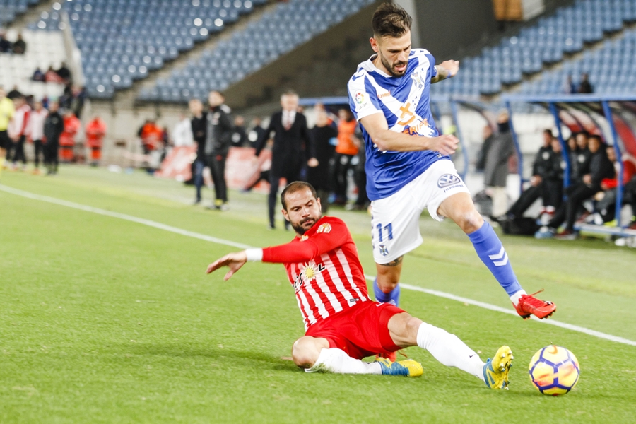 El jugador del Almería, en el duelo de la primera vuelta con los tinerfeños| DA