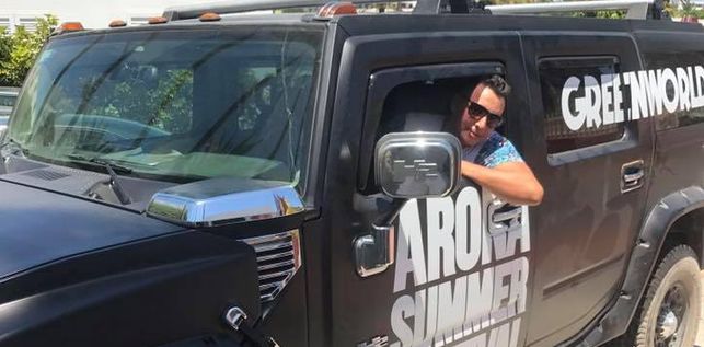 Norberto Jonay Pérez Peña posando a bordo de un todoterreno Hummer. | Ahora.Plus