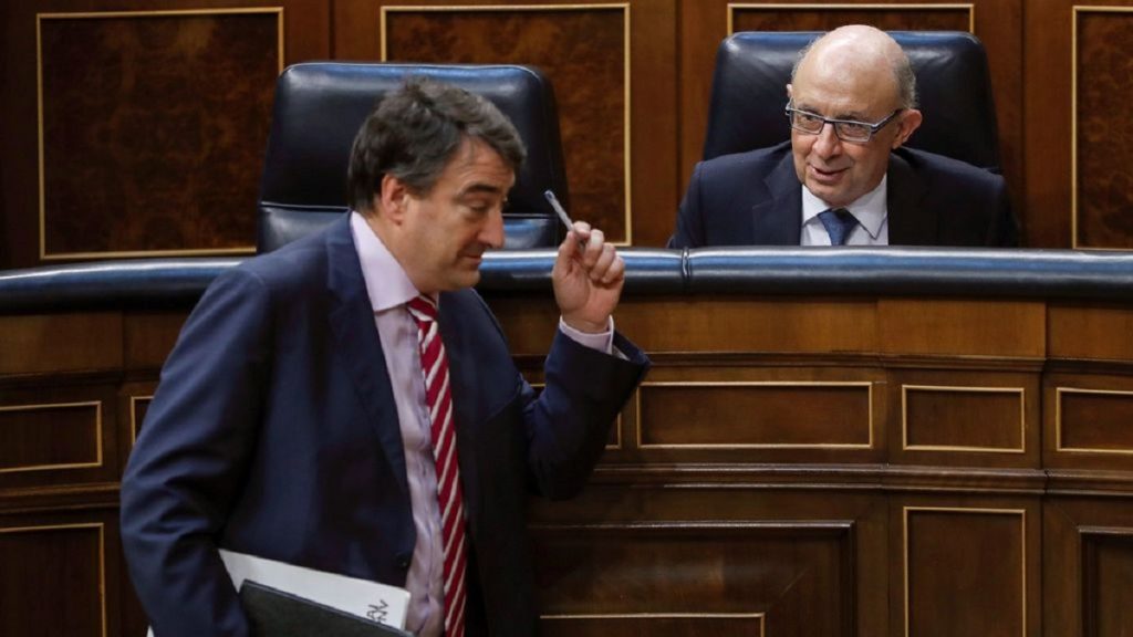 El ministro de Hacienda, Cristóbal Montoro, conversa con el portavoz del PNV, Aitor Esteban