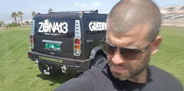 Samuel Yebra posando en un todoterreno Hummer serigrafiado con el logo del local. | Ahora.Plus