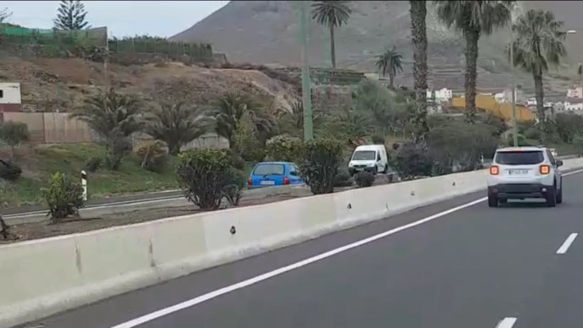 El vehículo del hombre, circulando en sentido contrario. / DA