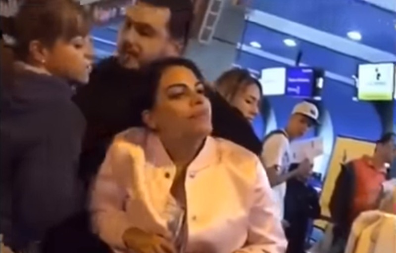 La mujer, sujetando del pelo a la amante de su marido mientras él intenta calmarla. / YOUTUBE GERARDO DUQUE