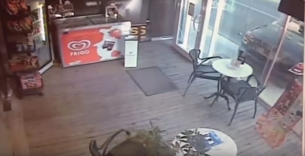 Momento antes de que el coche impacte contra el establecimiento. / YOUTUBE