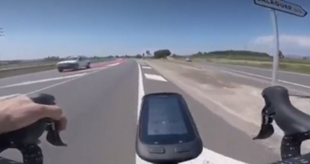 Imágenes grabadas por el ciclista, justo antes de que el coche realice la peligrosa maniobra. / MOSSOS