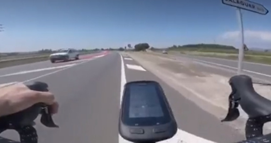 Imágenes grabadas por el ciclista, justo antes de que el coche realice la peligrosa maniobra. / MOSSOS