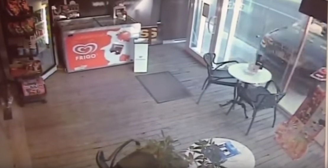 Momento antes de que el coche impacte contra el establecimiento. / YOUTUBE