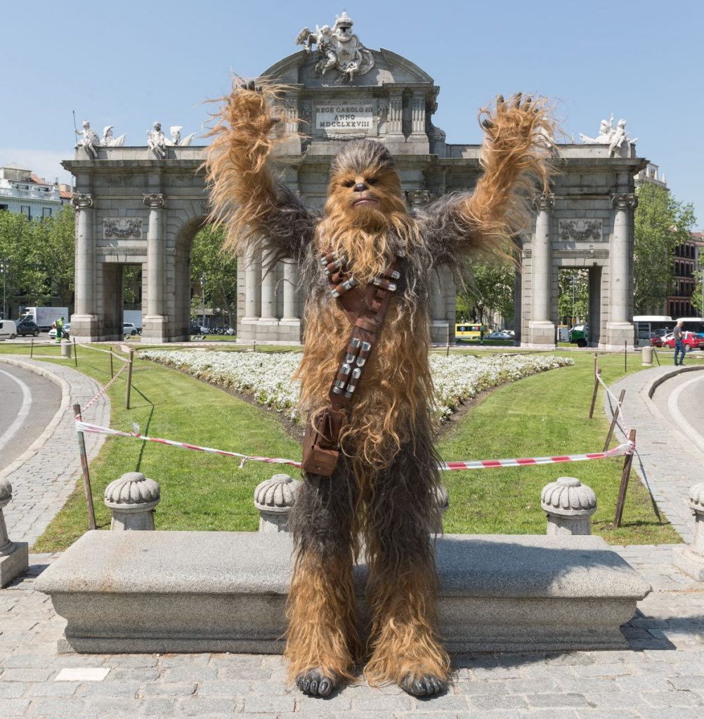 Chewbacca, en la Puerta de Alcalá. | Foto: The Walt Disney Company Spain