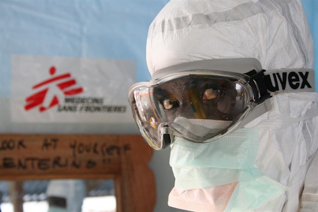 Sanitario con el traje de protección frente al Ébola. / EP