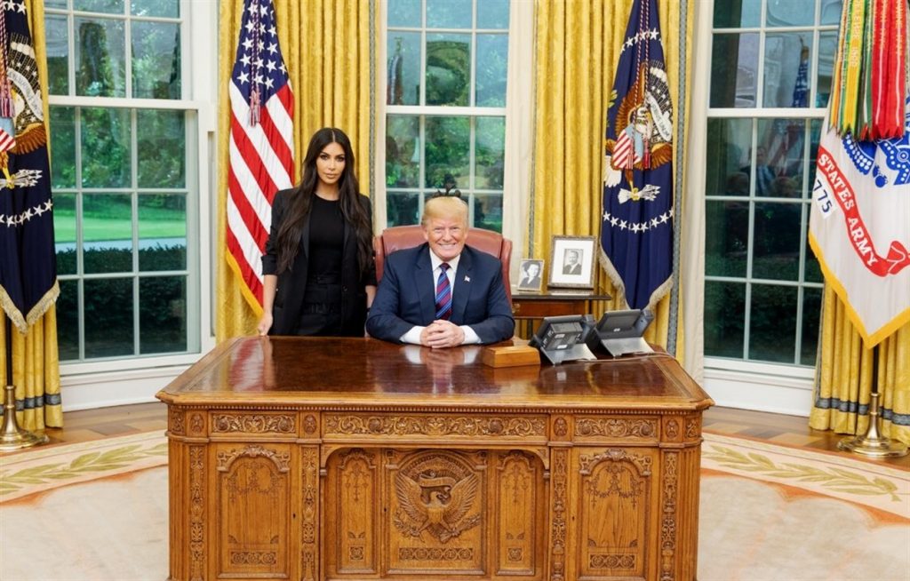 Kim Kardashian y Donald Trump, en el despacho del presidente de los Estados Unidos. | EP