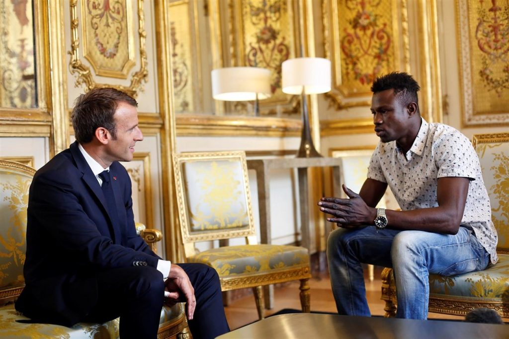 El presidente de Francia, Emmanuel Macron, ha prometido la concesión de la nacionalidad a Mamadou Gassama. | EP