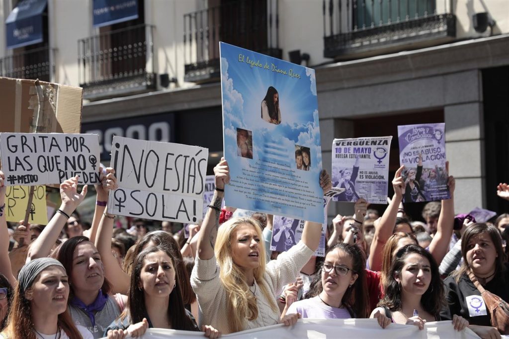Valeria Quer con una pancarta en la protesta en Madrid contra la sentencia de La Manada. | EP