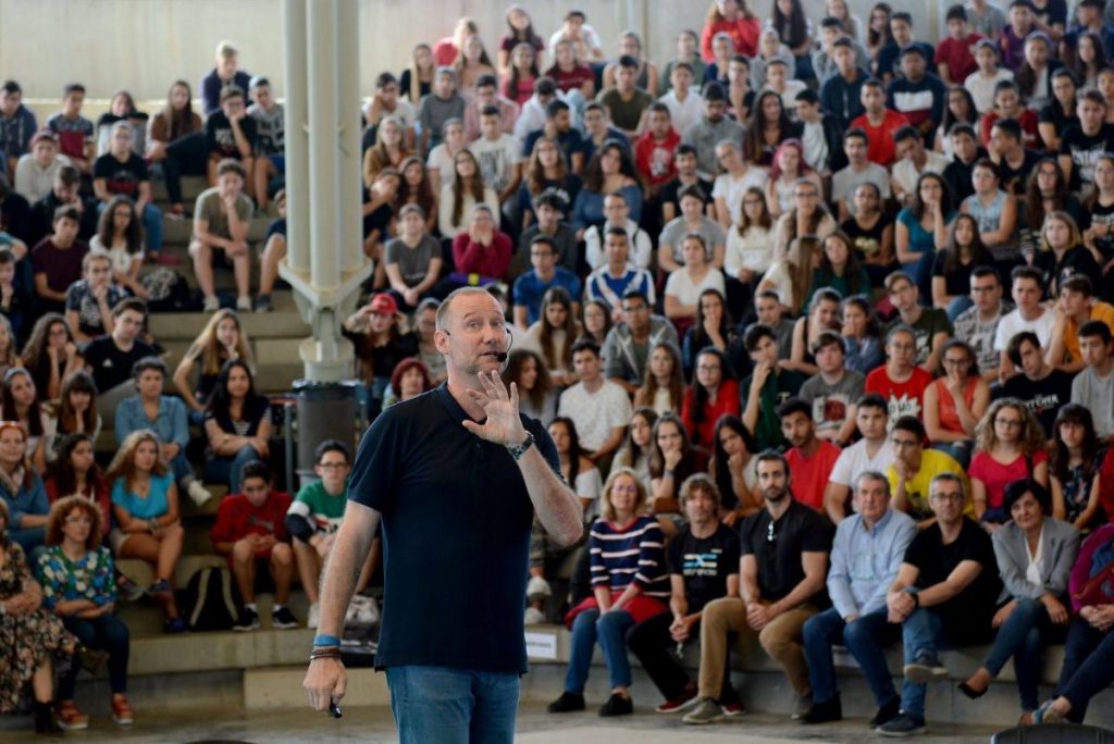 Pedro García Aguado, durante su conferencia, en el terreno de Tasagaya, dirigida a 700 alumnos. DA