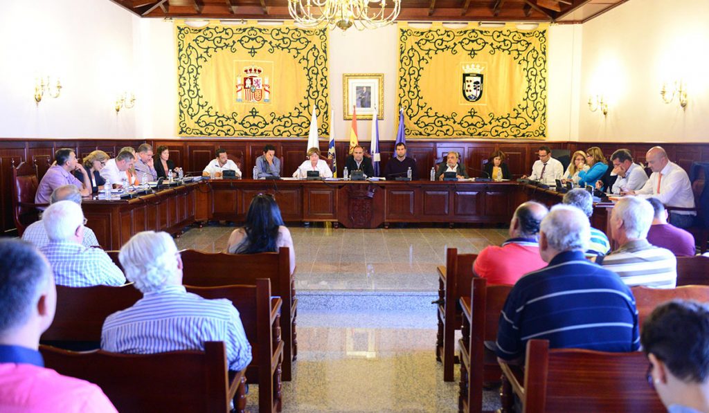 La secretaria insular de Organización del PSOE descarta que los tres ediles socialistas presentes en el Pleno deban abandonar el Ejecutivo. Sergio Méndez