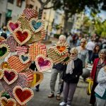 Las cruces recicladas de los colegios adornaron la rambla. Andrés Gutiérrez