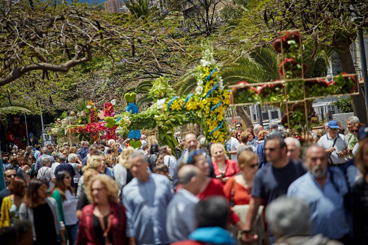 El Paseo de las Tinajas se convirtió ayer en un río de gente, que se sumó a la          jornada festiva en Santa Cruz para disfrutar de las Cruces y del resto de actos. A. G.