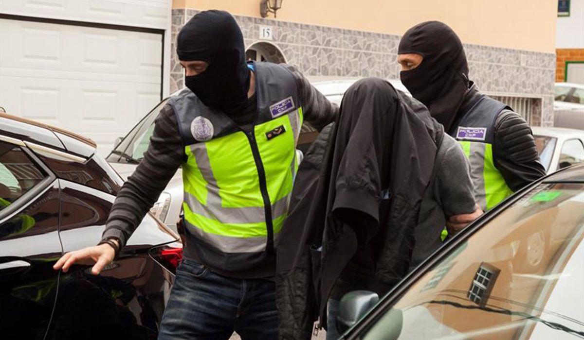 La acción policial, dirigida por la Audiencia Nacional, contó con un gran operativo de agentes y se desarrolló en un locutorio, una vivienda y en la única mezquita del municipio. Agencia EFE