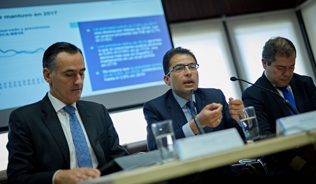David Conde, director territorial de BBVA Canarias; Miguel Cardoso, economista jefe para España de BBVA Research, y José M. Martín, director regional de BBVA Canarias. A. Gutiérrez