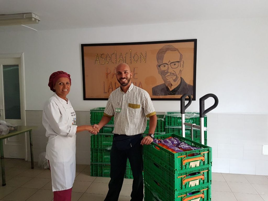 El repartidor de Mercadona Francisco José Ramos entrega la donación a Yayi Rodríguez. DA