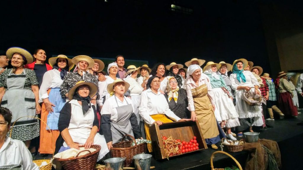 En la representación se implican todos los centros de mayores del municipio aronero. En la Imagen, cierre de la edición del año pasado, dedicada a los oficios rurales femeninos. DA