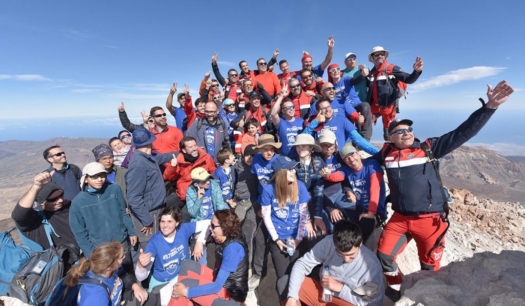 Los 15 jóvenes y sus acompañantes inmortalizaron en una foto el reto conseguido en el pico del Teide. DA