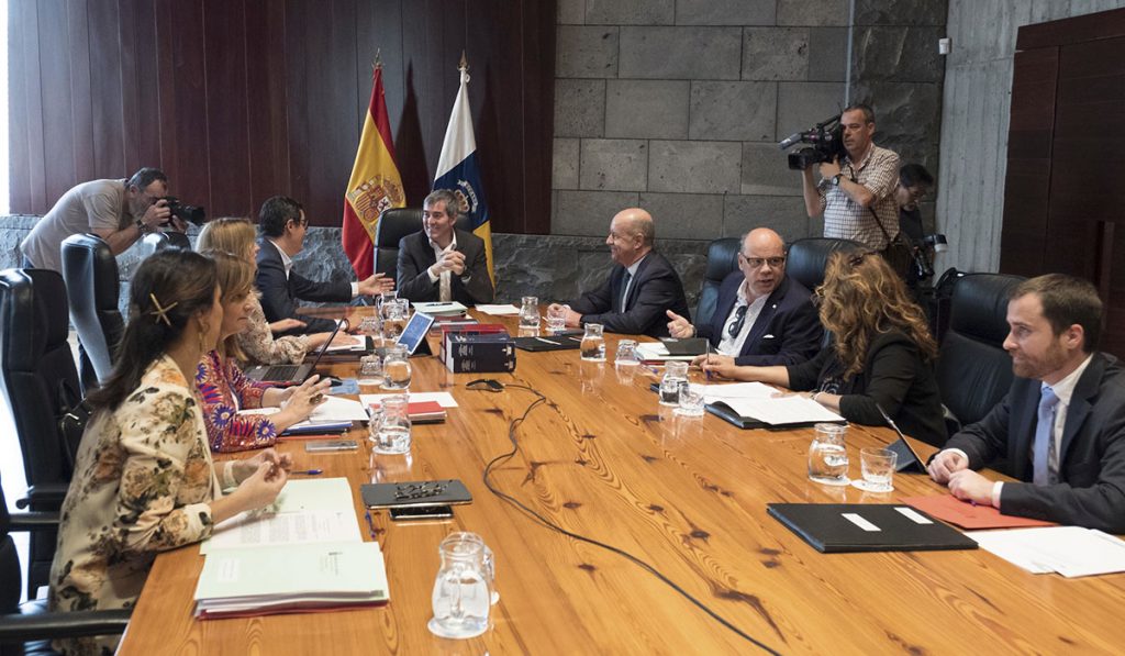 Fernando Clavijo preside la reunión semanal del Consejo de Gobierno, ayer en Santa Cruz de Tenerife. DA