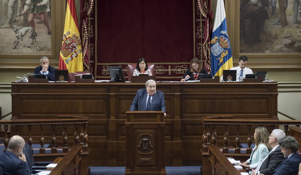 Jerónimo Saavedra presentó ayer ante el pleno del Parlamento el informe del Diputado del Común de 2017. Flickr Parlamento de Canarias