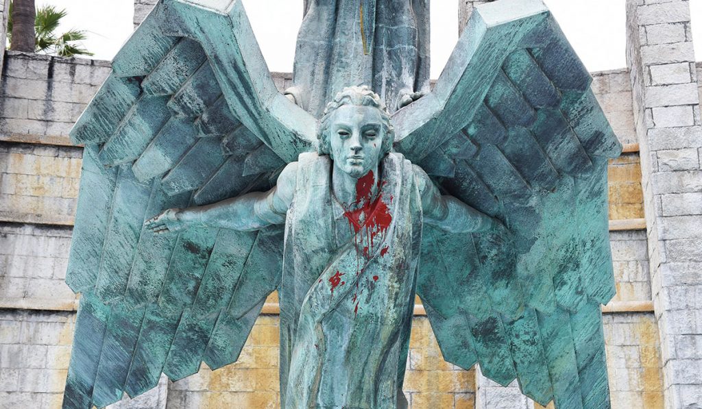 El Monumento a Franco luce manchado de pintura roja, un acto vandálico que ya sufrió dos años atrás. S. M.
