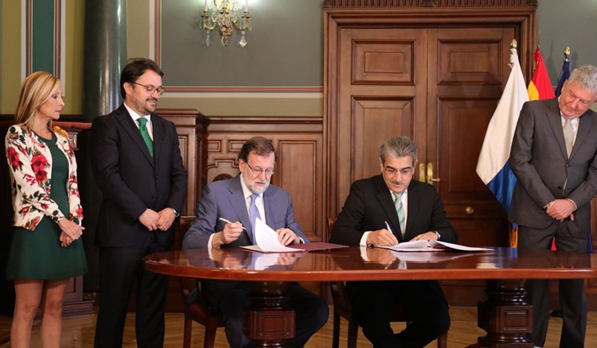 Mariano Rajoy y Román Rodríguez cerraron el acuerdo de los PGE para 2018 en Gran Canaria. DA