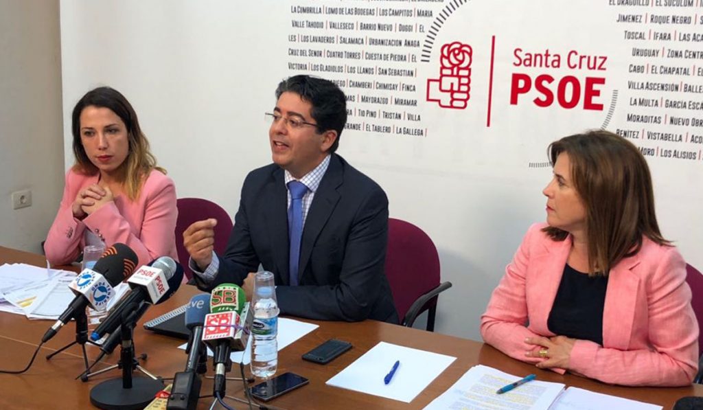 Patricia Hernández y Teresa Cruz, diputadas del PSOE en el Parlamento, flanquean al secretario insular, Pedro Martín, en la rueda de prensa de ayer. DA