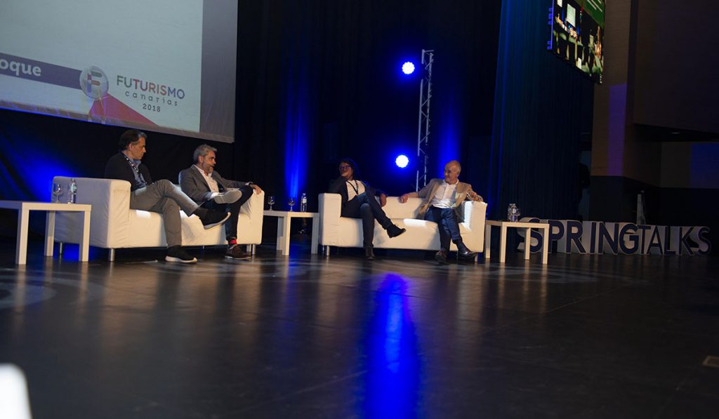 Mesa de debate celebrada ayer en el auditorio Infanta Leonor de Los Cristianos, que analizó los modelos turísticos del futuro. DA