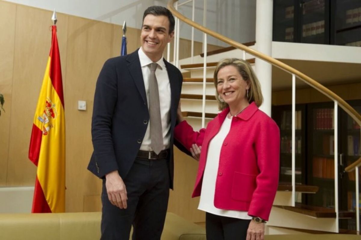 La diputada de Coalición Canaria, Ana Oramas, junto al secretario general del PSOE, Pedro Sánchez. DA