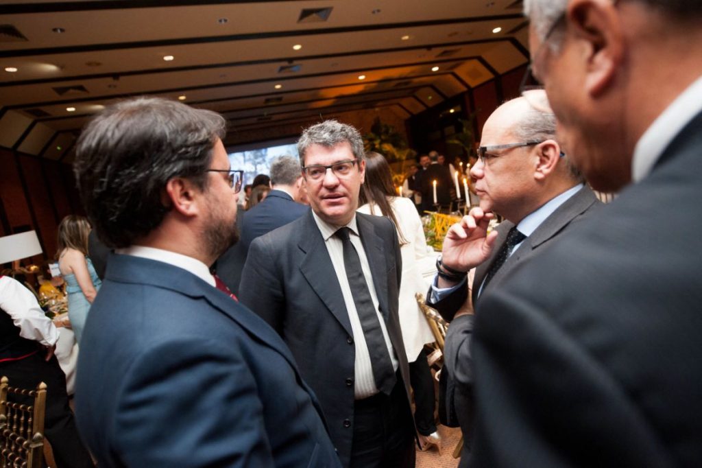 El ministro de Energía y Turismo, Álvaro Nadal, conversa con Asier Antona y José Miguel Barragán. Fran Pallero