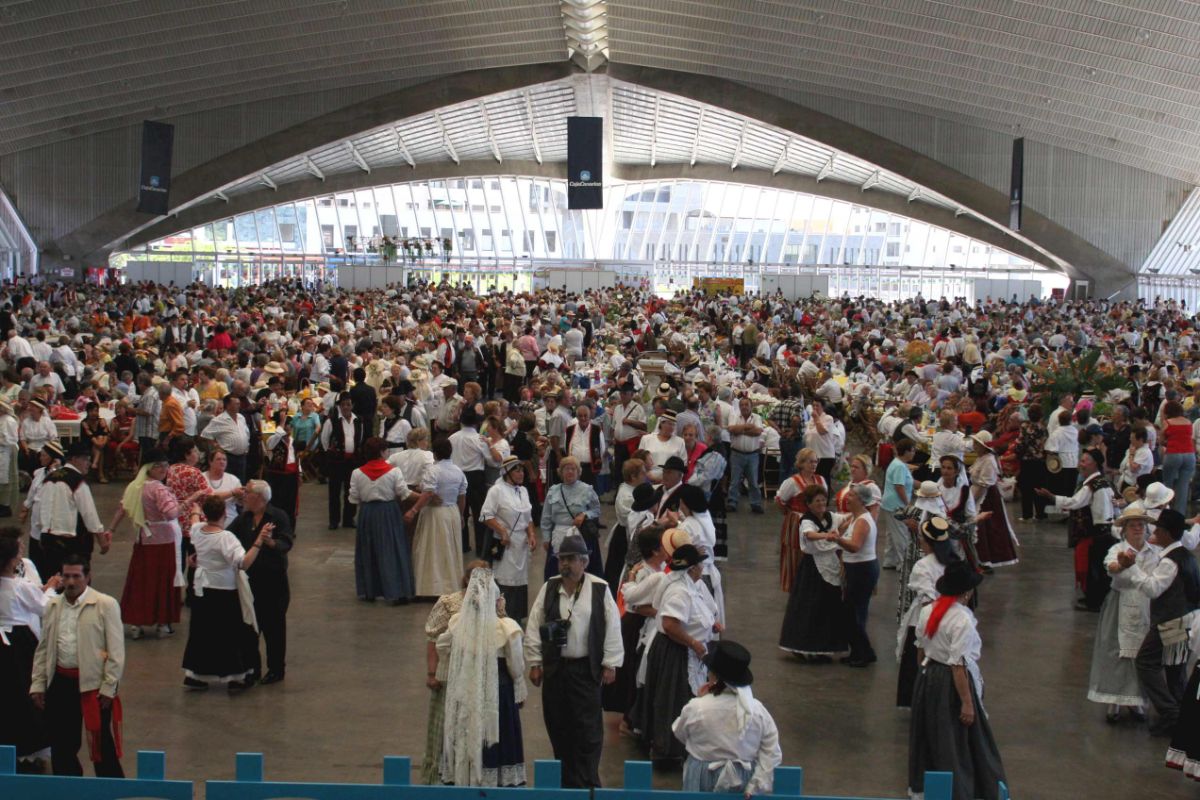El Cabildo fleta 130 guaguas para festejar el Día de Canarias con 6.500 mayores