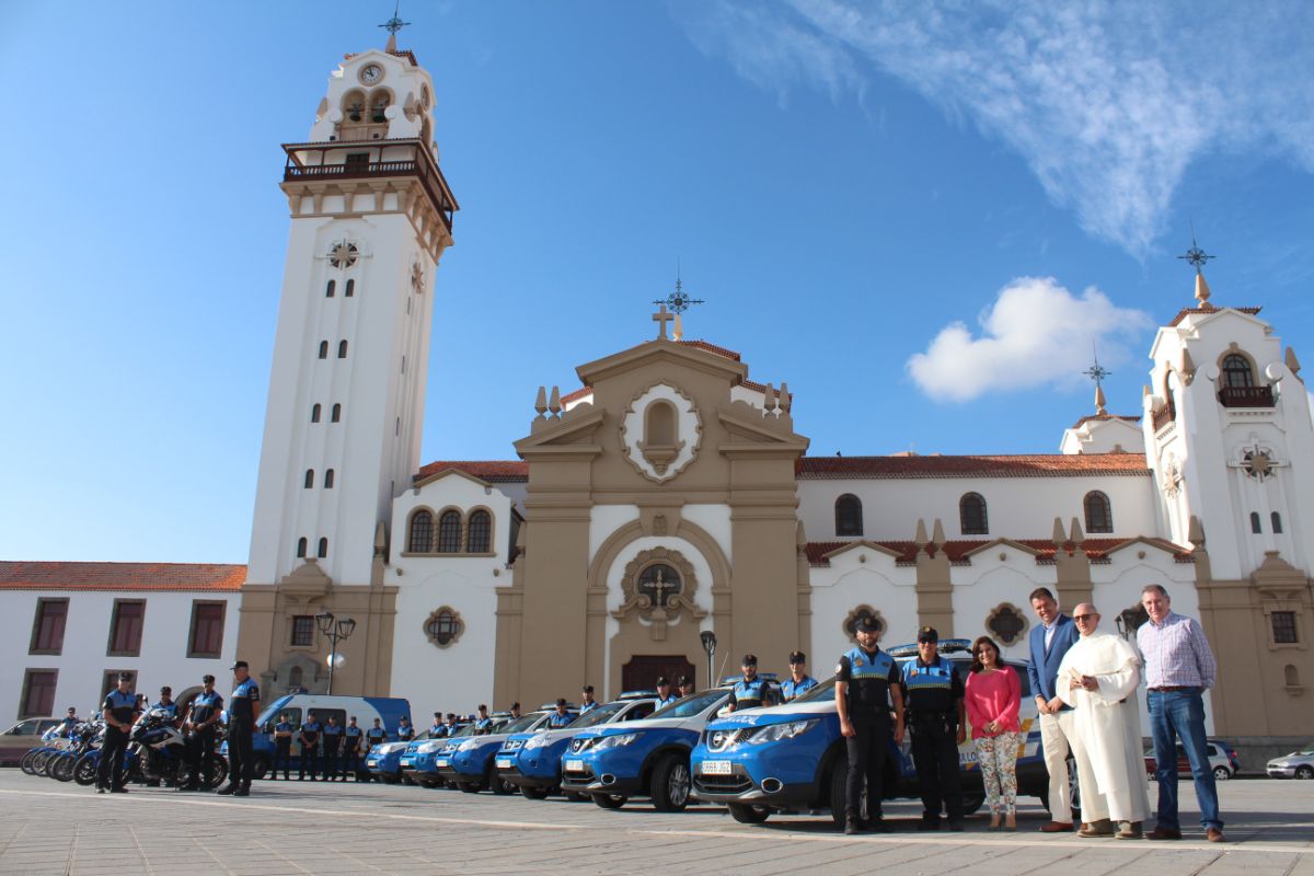 Personal y vehículos de la Policía Local de Candelaria. DA