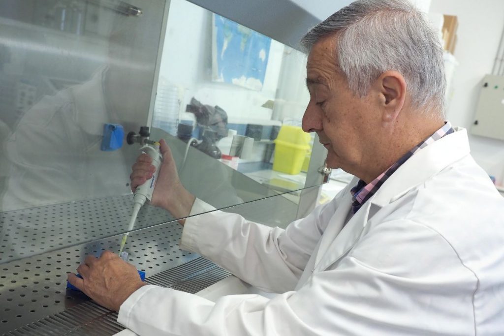 Basilio Valladares, en el laboratorio del Instituto de Enfermedades Tropicales. Sergio Méndez
