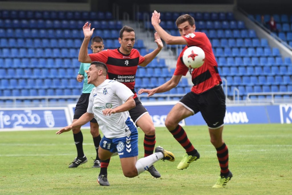 El ascenso del filial del CD Tenerife a la categoría de bronce deberá esperar, al menos, un par de semanas más. Sergio Méndez