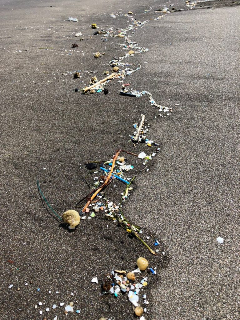 Restos de plásticos sobre la arena en la costa del municipio de Arico empujados por la marea. DA