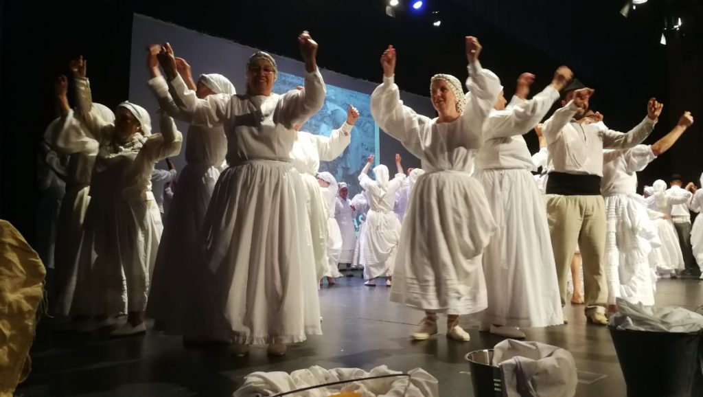 En esta edición de Añoranzas, los mayores representaron una función que estuvo dedicada al agua y que arrancó las carcajadas del público. DA