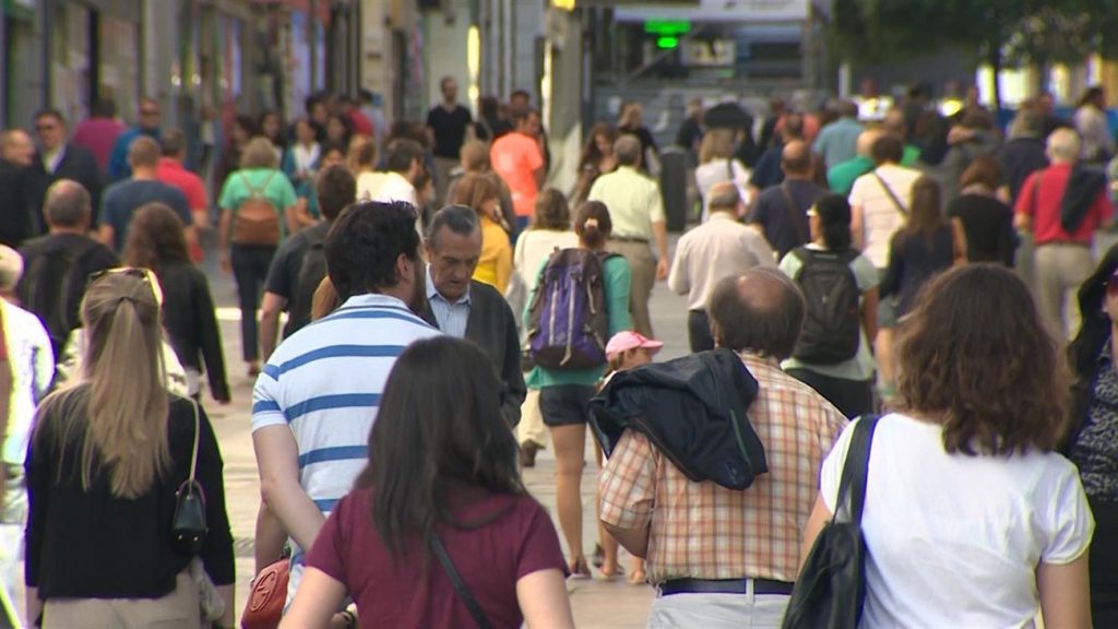El número de extranjeros no comunitarios empadronados a Canarias asciende a 106.076 personas. | EP