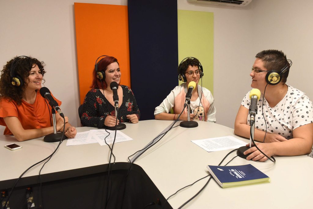 Ruth Reyes, a la derecha, conduce el 'Espacio Violeta' de Radio Himalia. | Foto: Sergio Méndez
