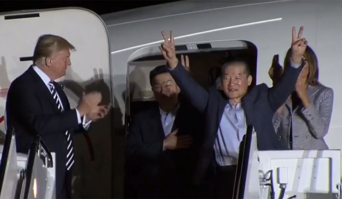 Llegan a Washington los tres estadounidenses liberados por Corea del Norte