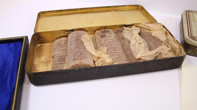 Cadbury hizo las barras de chocolate y Barringer Wallis & Manners, de Nottinghamshire, creó la lat
