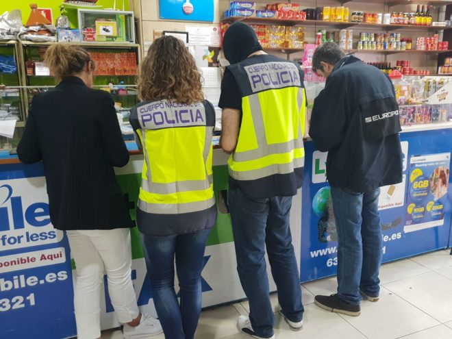 Policías registran el locutorio de los detenidos, en Tenerife / POLICÍA