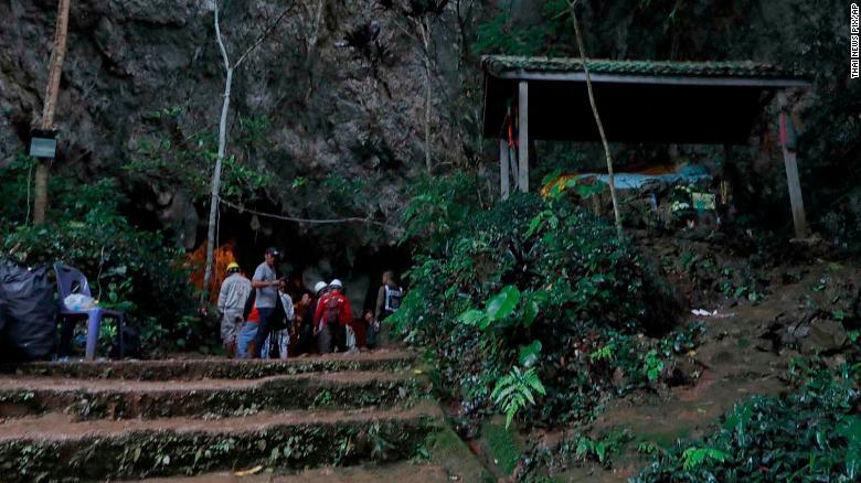 La cueva, con los equipos de rescate para localizar al equipo. / CNN