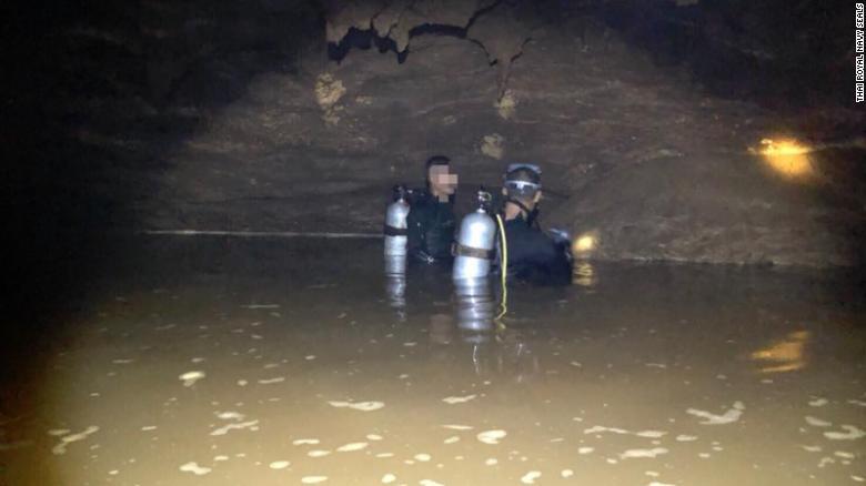 Buzos en el interior de la cueva. / CNN