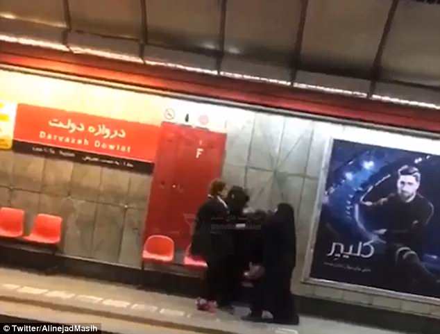 Una mujer se enfrenta a patadas a la policía de la moralidad iraní