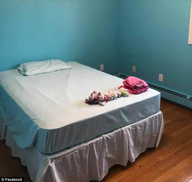 La habitación de la niña, sin muebles y con la ropa sobre la cama. / DAILY MAIL