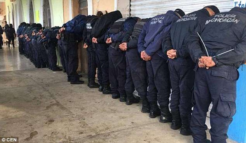 Los policías detenidos en México. / DAILY MAIL
