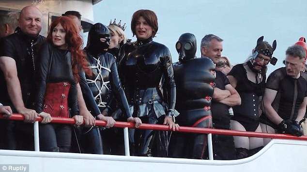Pasajeros del barco de la tortura y el fetichismo. / DAILY MAIL