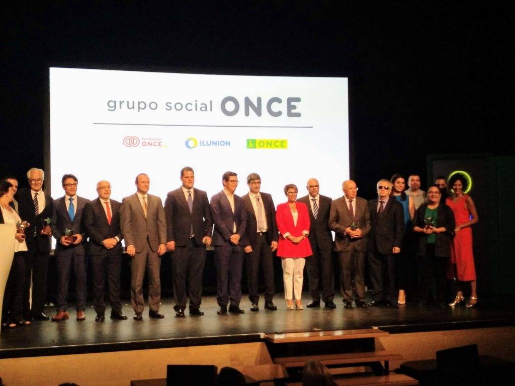 Foto de grupo de todos los galardonados al término de la ceremonia de entrega de los Premios ONCE Canarias 2018. | DA